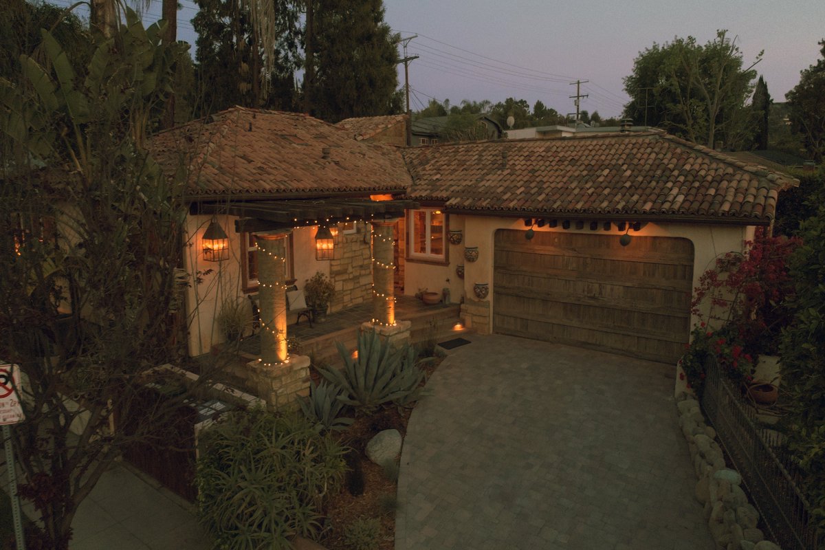 so my dad is selling his house in Woodland Hills, CA, and I wanted to get the word out—it was remodeled by an industry set designer, and I distinctly remember my mom calling me when she found it and yelling 'CLAIRE we found a HOBBIT HOUSE:'