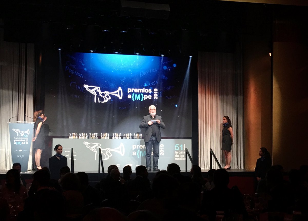 🎉 Leo Harlem presenta la gala de los <a href="/PremiosAMPE/">AMPE</a>. ¡Empezamos! #premios #medios #PremiosAMPE