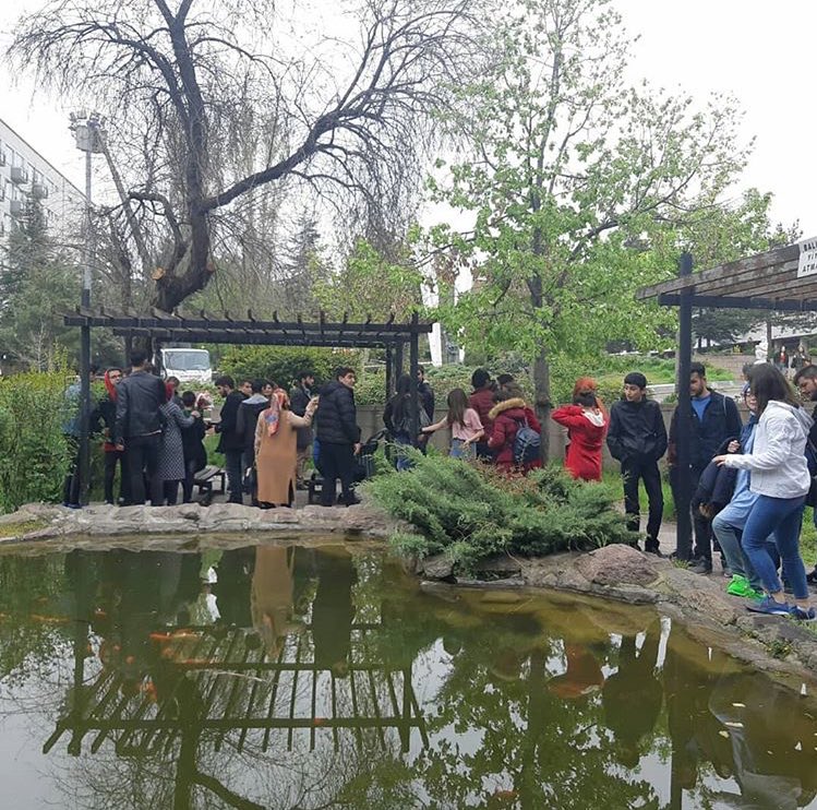 ankaraebf's tweet photo. 23 Nisan Ulusal Egemenlik ve Çocuk Bayramı sebebiyle öğrencilerimiz, Türk milletinin geleceği olan, kendilerinden daha genç öğrencileri fakültemizde misafir etti.

Muallimler, Cumhuriyet sizden fikri hür, vicdanı hür, irfanı hür, nesiller ister.
Atatürk. https://t.co/ki2dzp4ppo