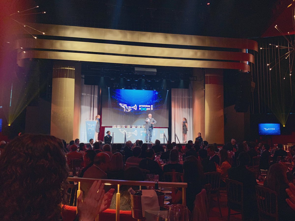 No me puedo estar riendo más con <a href="/LeoHarlem/">Leo Harlem</a> en <a href="/PremiosAMPE/">AMPE</a> 🙌🏼🤣