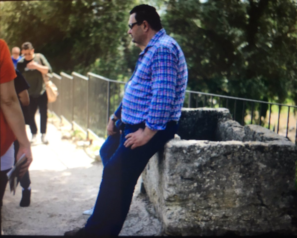 InRima's tweet photo. Antica #Ortigia soffocata,
da disordine imbrattata. 
Dell’incuria son delusa
oh deturpata #Siracusa!
Su tombe millenarie
si bivacca come otarie,
anziché cura e tributi
orde urlanti e rifiuti.
Patrimonio violentato
solo ai soldi sembra votato!

#lerecensioninrima https://t.co/CkIbwohsjr