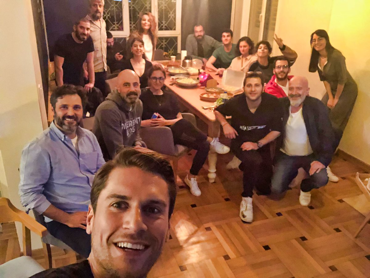 tekyurektrt's tweet photo. Tüm ekibin sizlere selamı var! 👋
#KardeşOlmak #TekYürek 🏒
@trt1 https://t.co/fTd2tezYhf