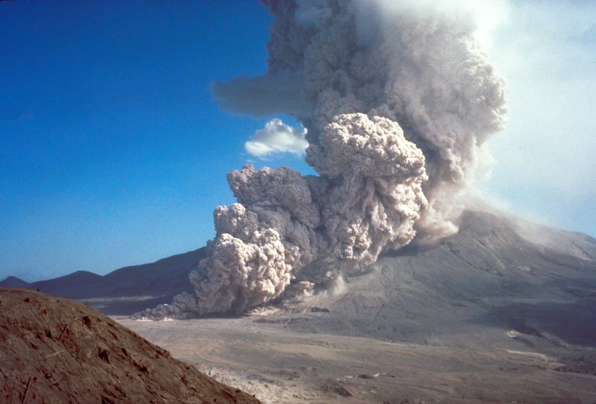 john_p_rafferty's tweet image. So, how does a pyroclastic flow flow exactly?

Short answer: the air near the ground becomes a lubricant. HT @nature go.nature.com/2vnA4oa #volcanism #pyroclasticflow #Earth #education