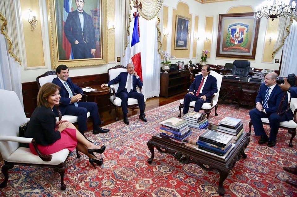 Eldesconocid2's tweet photo. Presidente de #Microsoft visitó a @DaniloMedina en palacio, para reafirmarle el compromiso y el respaldo que le ha dado Microsoft a todo el programa #RepúblicaDigital, además de expresarle al Presidente, lo agradecido que está por el apoyo que éste ha dado a #Microsoft en el país https://t.co/C5TVXeqi2o