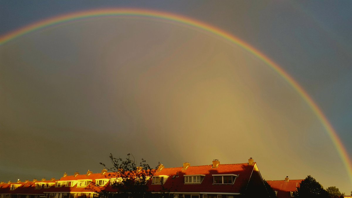 Vlaardingen opgeschrikt door een enorme regenboog! Blijft wel een heel mooi verschijnsel..... <a href="/Vlaardingen24/">Vlaardingen24</a>