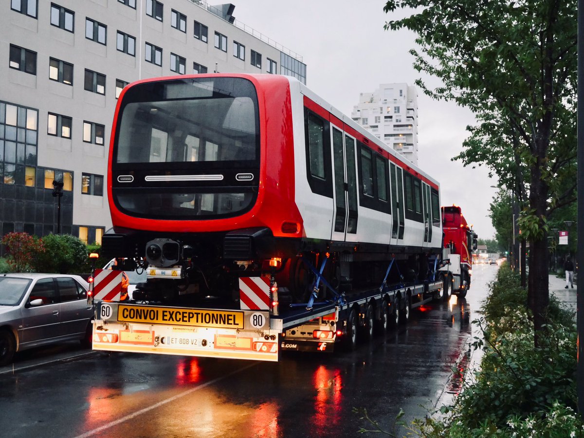 SYTRALmobilites's tweet image. Nouveau design, sans conducteur, climatisée… la première rame « MPL16 » 🚇 est arrivée à #Lyon 🎊 ! Place désormais aux essais avant d’être mise en service sur la ligne de métro B ! Les détails de l’opération #AvenirMétro ➡️ goo.gl/aLpq4G