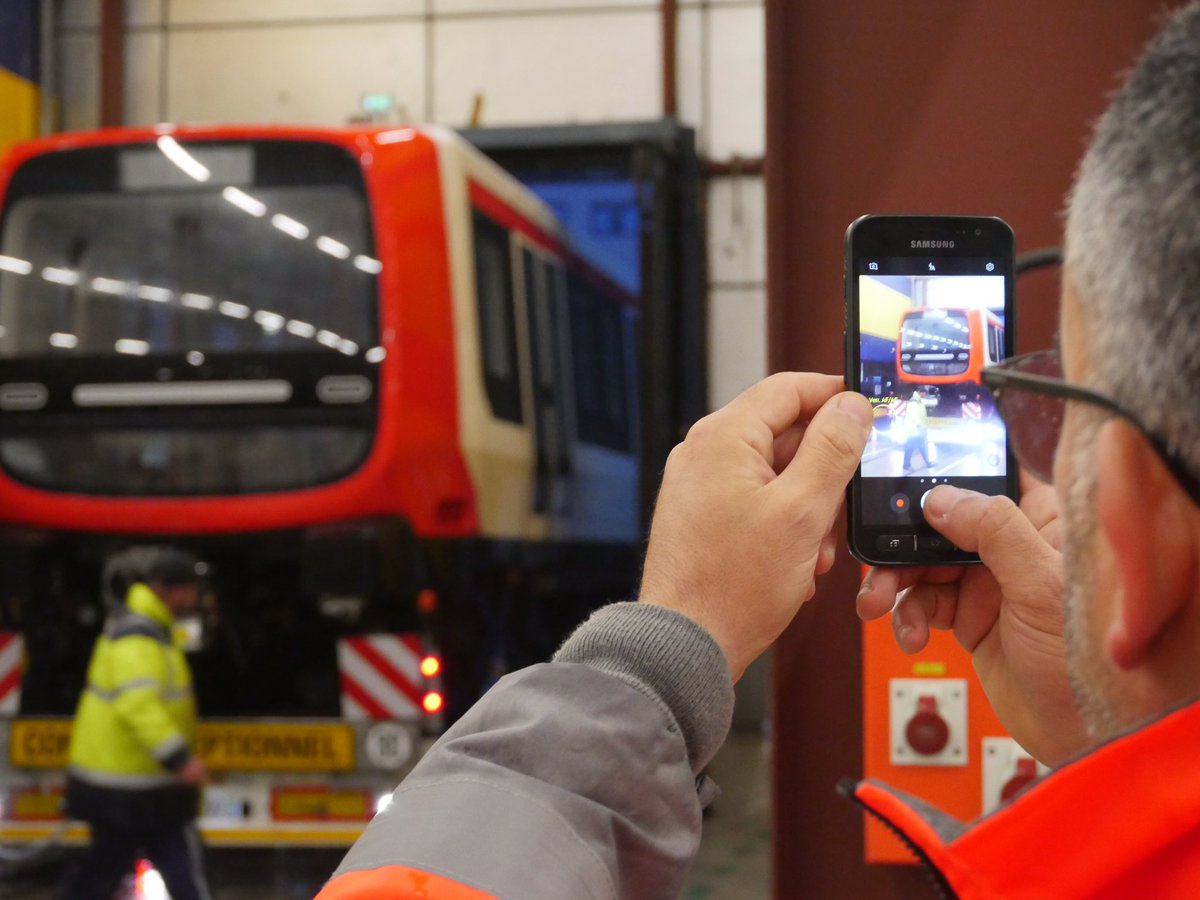 SYTRALmobilites's tweet image. Nouveau design, sans conducteur, climatisée… la première rame « MPL16 » 🚇 est arrivée à #Lyon 🎊 ! Place désormais aux essais avant d’être mise en service sur la ligne de métro B ! Les détails de l’opération #AvenirMétro ➡️ goo.gl/aLpq4G