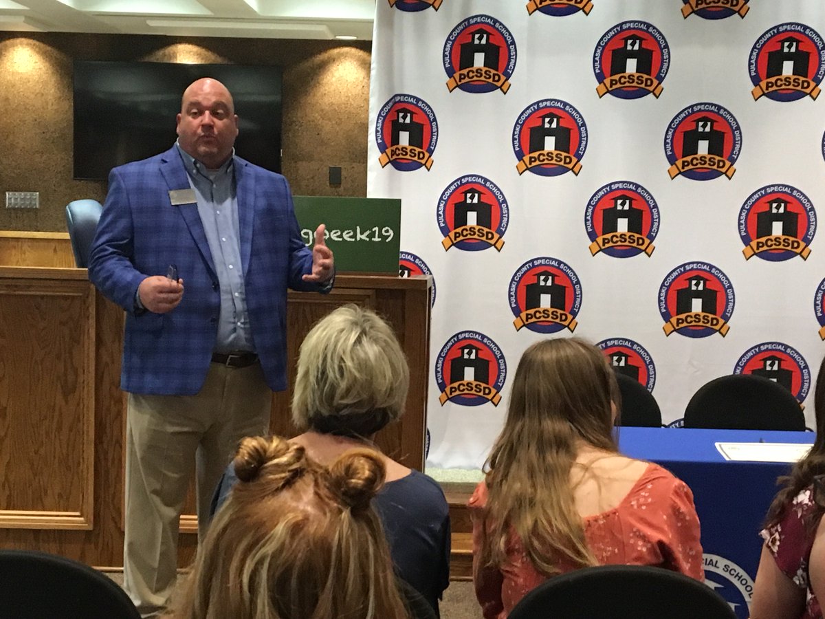 ArkansasEd's tweet photo. Orientation to Teaching students from @pcssdschools participated in a #ARSigningWeek2019 event today! ADE team member @jeffdyer26 spoke to the audience of students, teachers, & parents, letting the students know what this commitment means for them & the profession #TeachArkansas https://t.co/5ZN47YeUCy