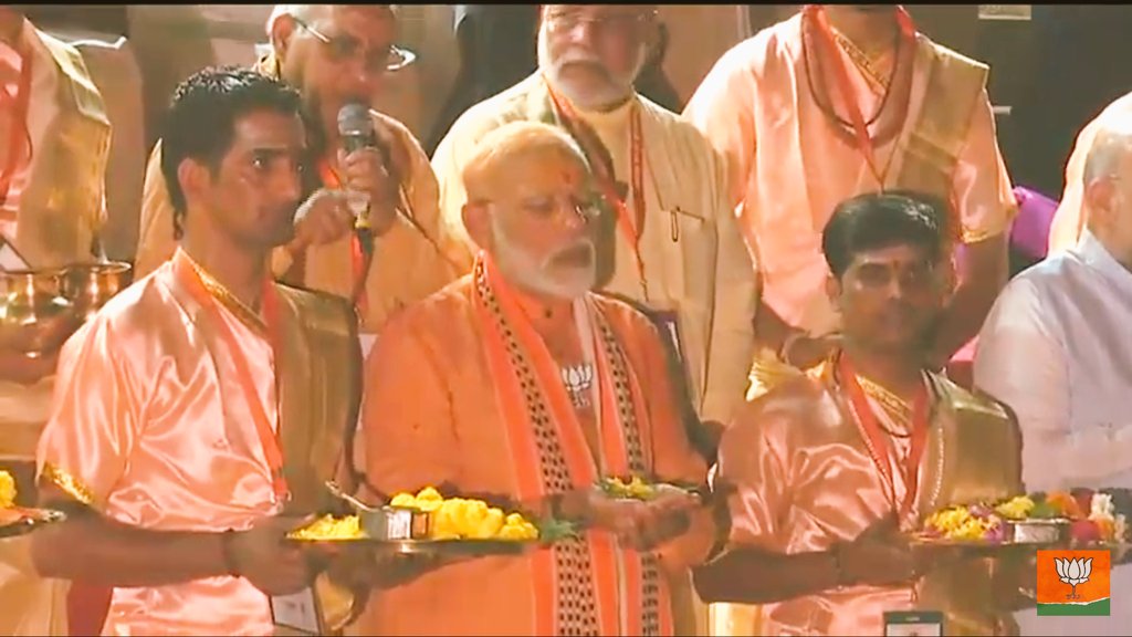 mp17Shrikant's tweet photo. मां भारती का चौकीदार @narendramodi जी
आज #काशी में भगवान भोलेनाथ के पावन धरती और मां गंगा की निर्मल जल धारा के बीच 
पहुंचे जहां #लाखो जनता ने अपने चौकीदार 
का स्वागत किया !! 
और पूरा काशी की धरती #घर_घर_मोदी के नारो से गुज उठा !! 
#kashiboleNamoNamo
#TheGreatModiShow 
@BJP4India https://t.co/CFPwpMSCT4