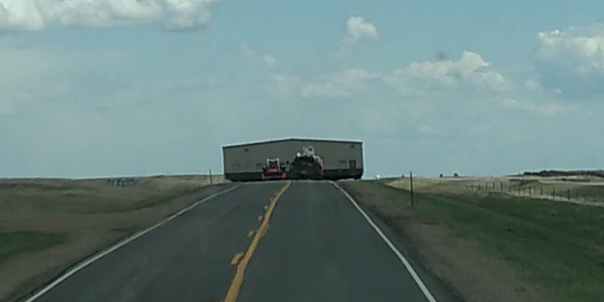 adam_ehlers's tweet photo. Widest load ever and gusts up to 30+mph.  Hope he gets paid a lot https://t.co/wOCdGjk0nv