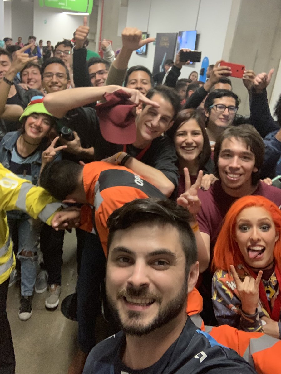 isgkala's tweet photo. Gracias a todos por tomarse esta selfie conmigo! @lolesportsla #FinalLLA #Colombia #ISURUS @teamisurus https://t.co/gvnxfkZoZ5