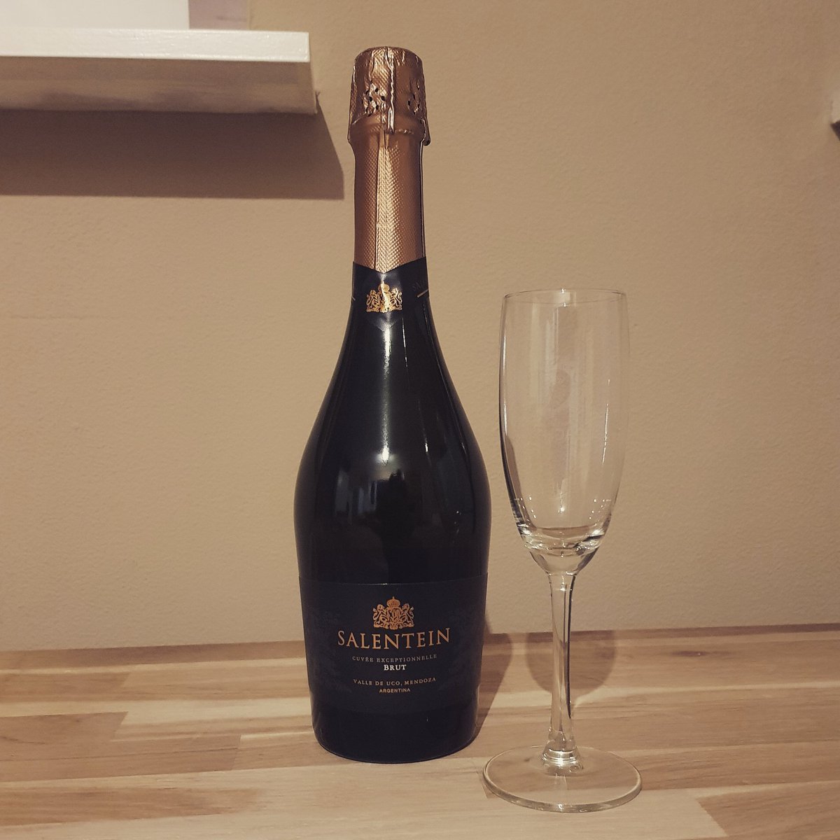 BarbaMama88's tweet photo. Bammm, poppin' it! Cheers motherfuckers, to new beginnings! #newhome https://t.co/uvPikp7nEL