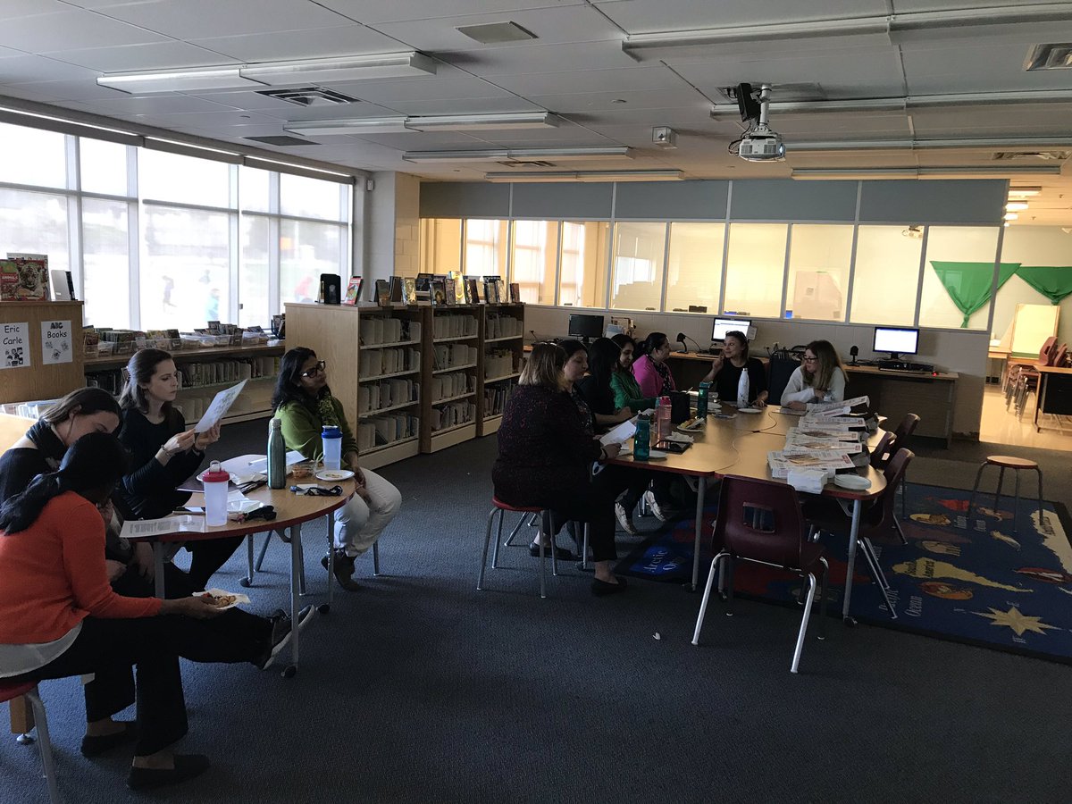 SonyaRubio's tweet image. Math talk moves, pizza, great discussion and a visual math example from @MarianSmall - Quality math education going strong @PeelSchools #engagemath #visiblethinking #weloveteaching #PeelEML @tru_maharaj @annapresta2