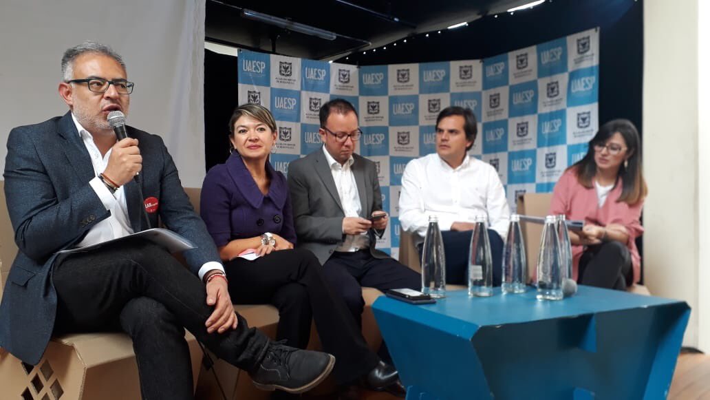 Uaesp's tweet photo. En el Dia de la Creatividad y la Innovación se dan cita los equipos de diferentes entidades distritales que comparten conocimientos y experiencias sobre los alcances logrados en los ultimos 4 años en innovacion pública. #DistritoInnova https://t.co/Rcen9OLPSv