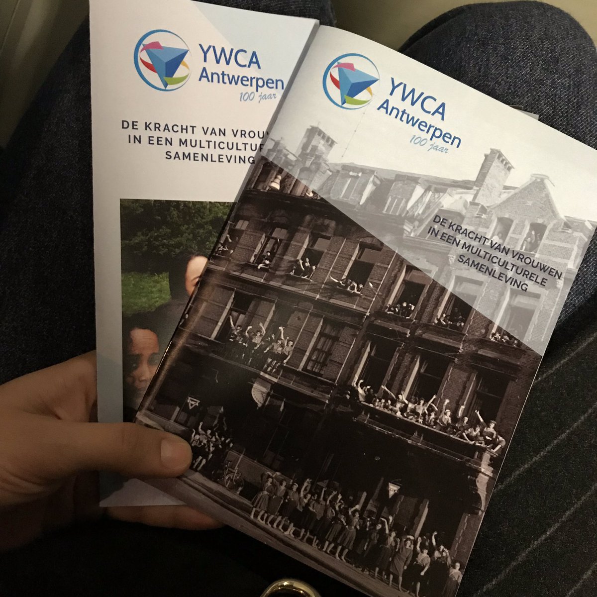 MeesLynn's tweet image. Vanavond vertoonde het Red Starline Museum de documentaire over het 100-jarig bestaan van YWCA Antwerpen. Onze brochure én folder werd tijdens dit evenement ineens ook uitgedeeld! Trots op onze creatie en de docu! 👌🏼🙏🏼 #MasterMPC #YWCAAntwerpen