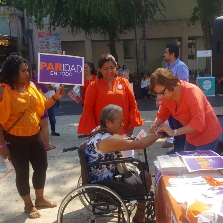 GuzmanVisairo's tweet photo. Hoy #DíaNaranja estuvimos en el Zócalo de #Acapulco con un grupo de compañeras de @MovCiudadanoAca repartiendo pulseras e información sobre la campaña #DameLaMano con la intención de generar conciencia sobre la violencia contra niñas y mujeres. ¡Si tocan a una tocan a todas! https://t.co/GuzZqDuhvM