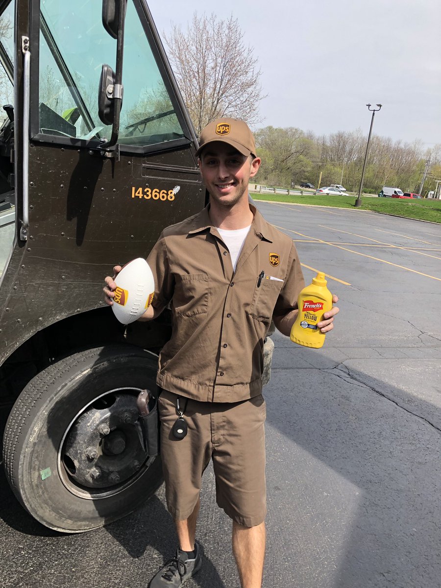 steelcity1220's tweet photo. I spent a part of my afternoon observing Palatine North driver Max Schuette.  I recognized him for his safe #parkposition and using his 4 ways to avoid being hit while parked. Max is doing @ups proud. @razrback30 @BrianFridge1 @IllinoisUPSers https://t.co/FHRso9fvjs