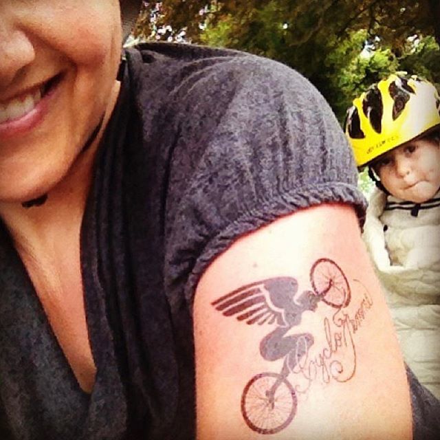 Rides are just better with your favorite little ones in tow 😍
📸: <a href="/familyride/">Madi Carlson</a> .
.
.
#cyclofemme #30daysofbiking #ridetogetherrisetogether #womenscycling #cyclingwithkids #bikeitbaby #family bit.ly/2IJWGYv