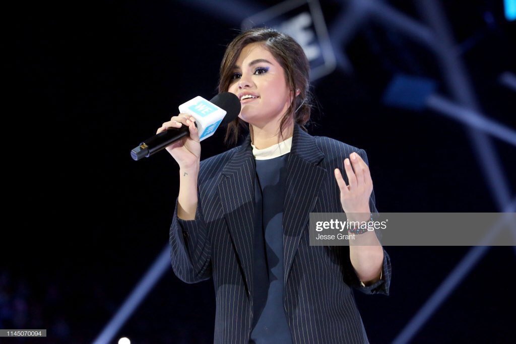 Selena Gomez, #WEday etkinliğinde sahnedeyken!