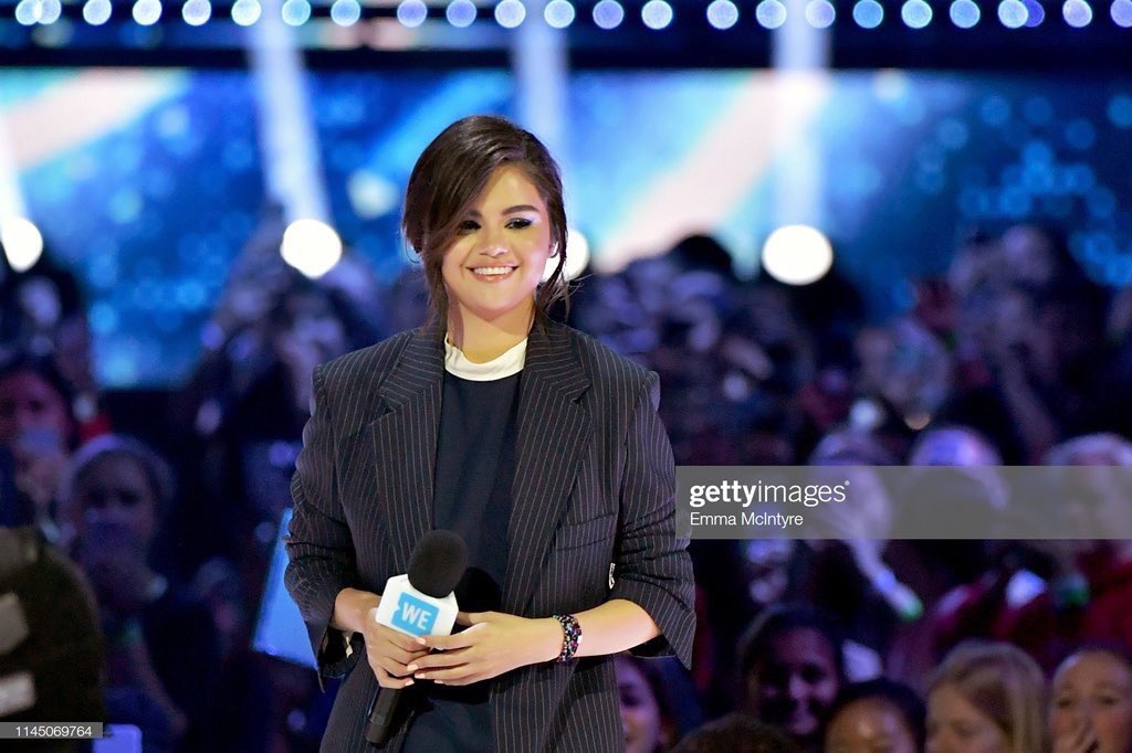 SMGupdatesTR's tweet photo. Selena Gomez, #WEday etkinliğinde sahnedeyken! https://t.co/FzoTpihpvc