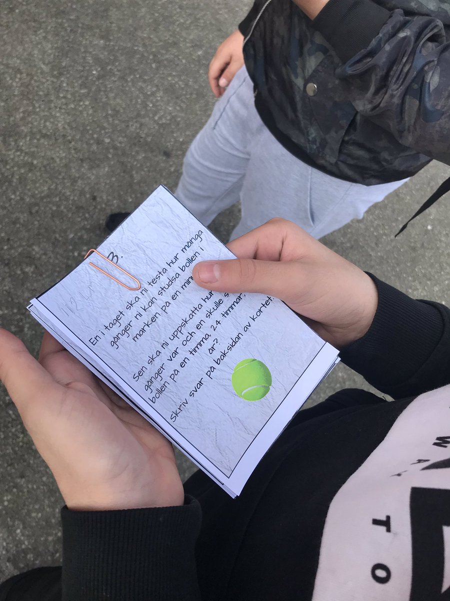 MalinM14's tweet photo. Äntligen utematematik! 🤩 Först diskuterade vi hur positiv respons syns, hörs och känns via Y-kort från KL och sen gick vi ut till våra fina grönområden nära skolan. Detta gav eleverna i åk 5 en stor tumme upp till! #stenkulaskolan https://t.co/ckE3tdOnoR