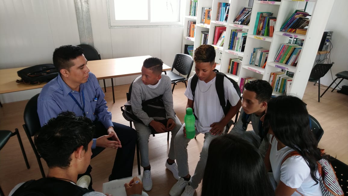 Curioso_George's tweet photo. Quiero compartir una grata experiencia de una práctica restaurativa en la U.E. donde me desempeño, en la cual se realizó un CIRCULO DE DIALOGO con los estudiantes involucrados, donde se estableció acuerdos para evitar el Bullying en las exposiciones #practicasrestaurativasEcuador https://t.co/T7saggM4rh