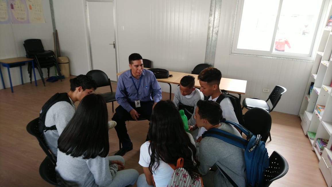 Curioso_George's tweet photo. Quiero compartir una grata experiencia de una práctica restaurativa en la U.E. donde me desempeño, en la cual se realizó un CIRCULO DE DIALOGO con los estudiantes involucrados, donde se estableció acuerdos para evitar el Bullying en las exposiciones #practicasrestaurativasEcuador https://t.co/T7saggM4rh