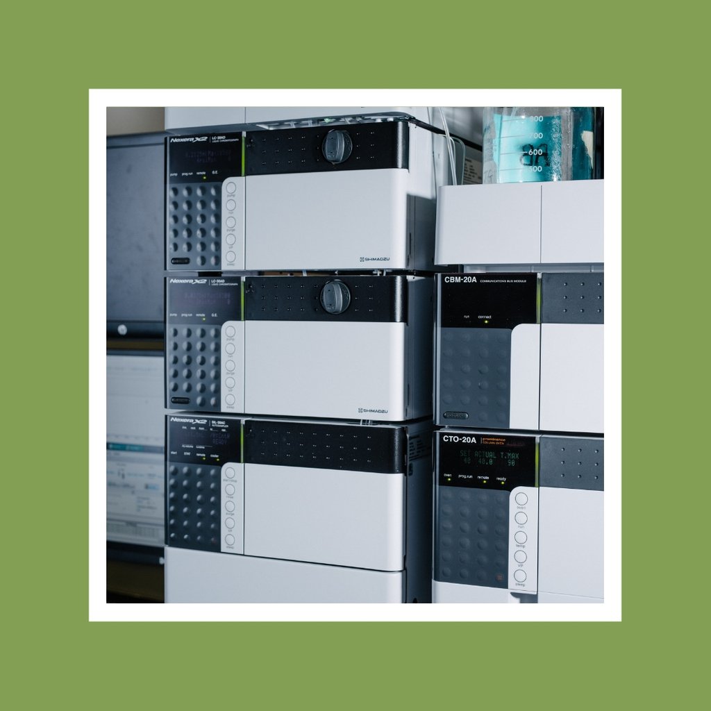 ConfAnalytics's tweet photo. Here we see the control and processing stack for LCMS8 (instrument #8 in our array). This instruments analyses pesticides and mycotoxins, and has been in the lab for about a year now. #lcms #cannabistesting #testedwithconfidence https://t.co/xfnoihYXB8