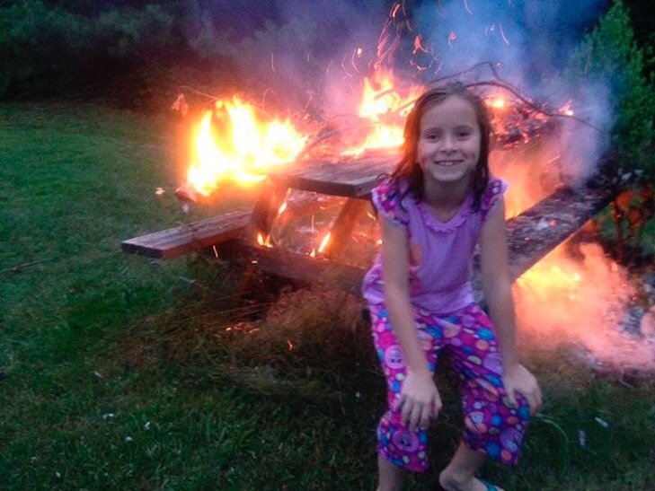 девочка с горящим домо. девочка на фоне горящего. девочка нв ыонк пожара.