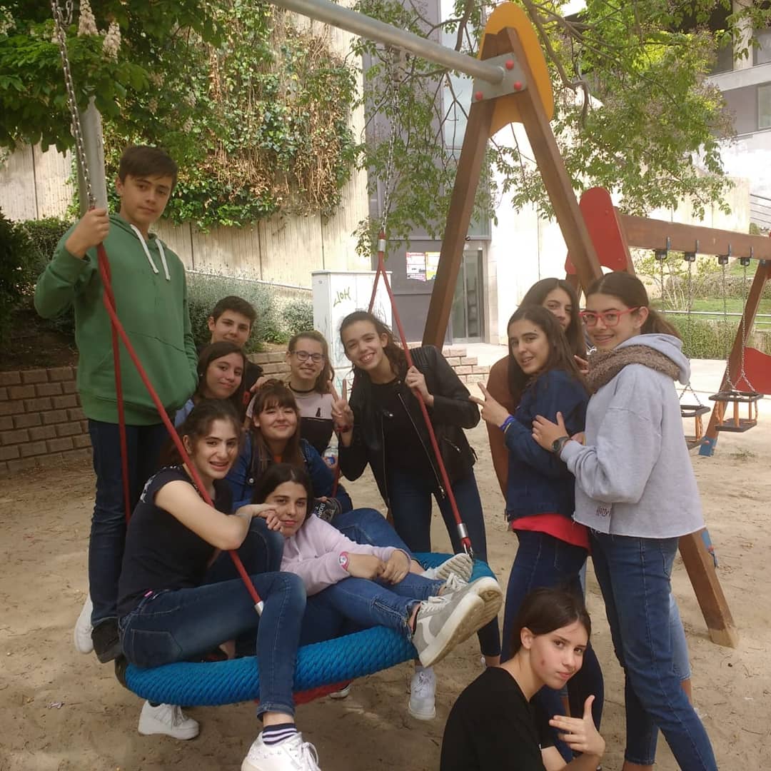 InsAlpicat's tweet photo. Participació de la Família Rock en la 17a trobada de Secundària Rock amb el tema "I tu, sols tu" d'El Diluvi. Ho heu fet  genial!!! #secundariarock2019 #queen #eldiluvi #familiarock https://t.co/pen31u454E