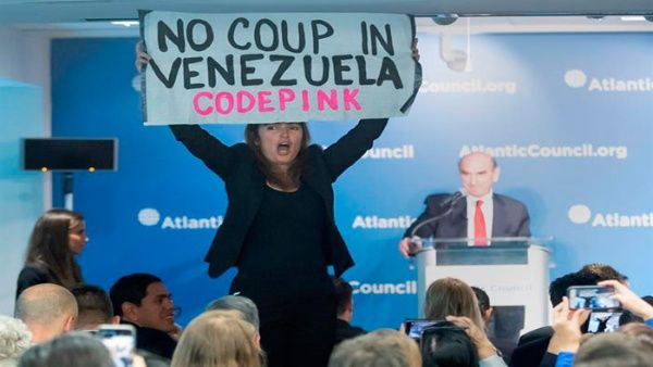 teleSURtv's tweet photo. El enviado de #EEUU🇺🇸 para los asuntos de #Venezuela🇻🇪, Elliott Abrams, fue interrumpido mientras hablaba del “futuro” venezolano con un cartel que decía “No al golpe en Venezuela” 👉https://t.co/Et7k6zyhyB

Abrams aseguró que no solo tienen la opción militar para Venezuela https://t.co/m1FhQSQ2Fc
