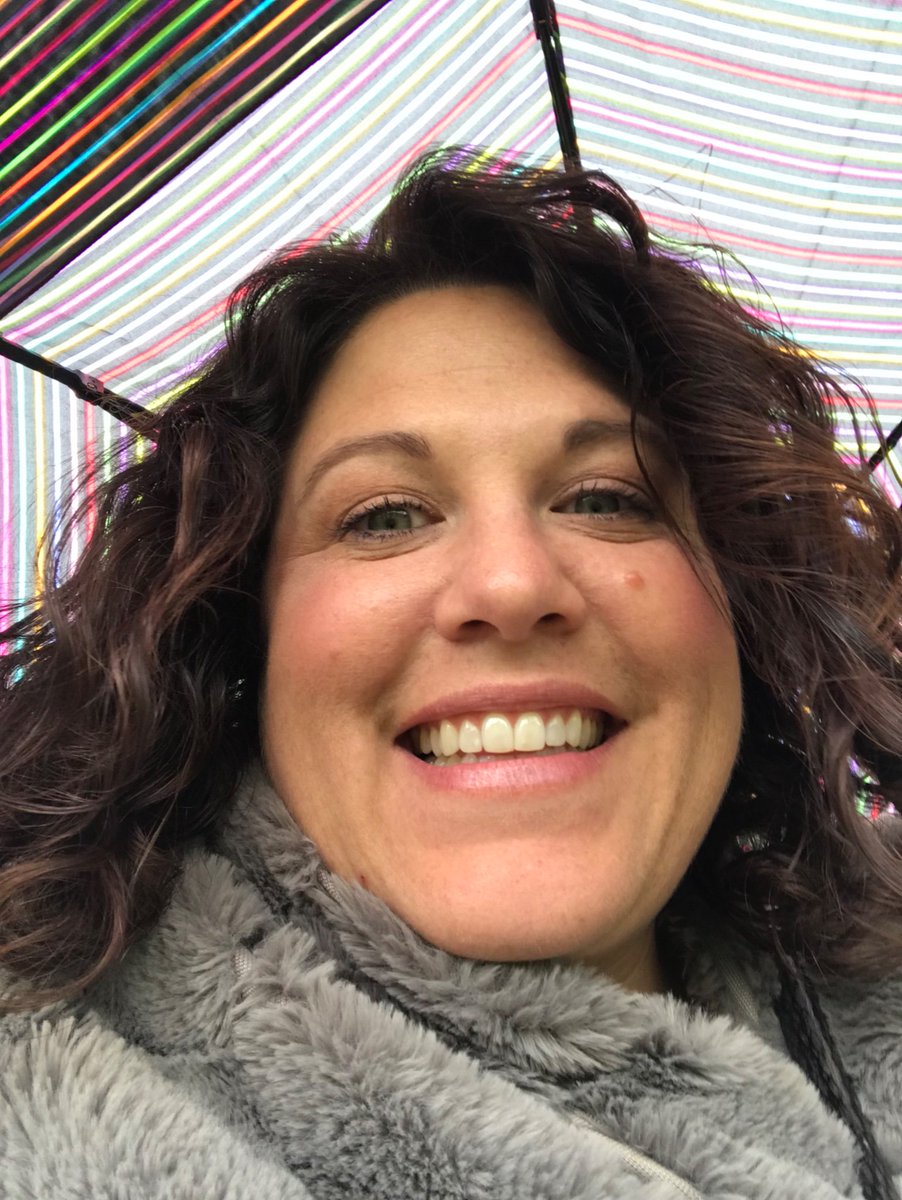 FlookJen's tweet image. Coach’s wife = glamorous life

#rainygames
#devacurls