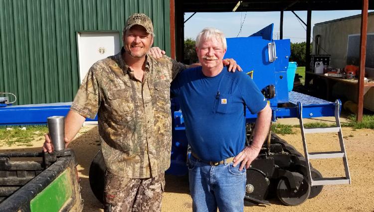 landollcorp1963's tweet photo. "Talking to @blakeshelton was just like talking to a farm kid from Marshall County,” said Karl Stultz, who delivered a Landoll Corp. grain drill to Shelton April 9 in Mansville, Okla.

#landoll #blakeshelton #godscountry #farmer https://t.co/ERDBN389Z2