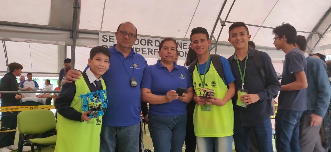 SENAComunica's tweet photo. Actitud al 💯 |  Aprendices de la Tecnoacademia #SENNOVA de Cazuca, en competencia RUNIBOT 2019, ganaron en la categoría Seguidor Línea Reto, con el Robot WALL-E, tras enfrentarse a colegios y universidades de Argentina, Chile, México y Ecuador 👏👏👏 https://t.co/rJsVcQA5nF