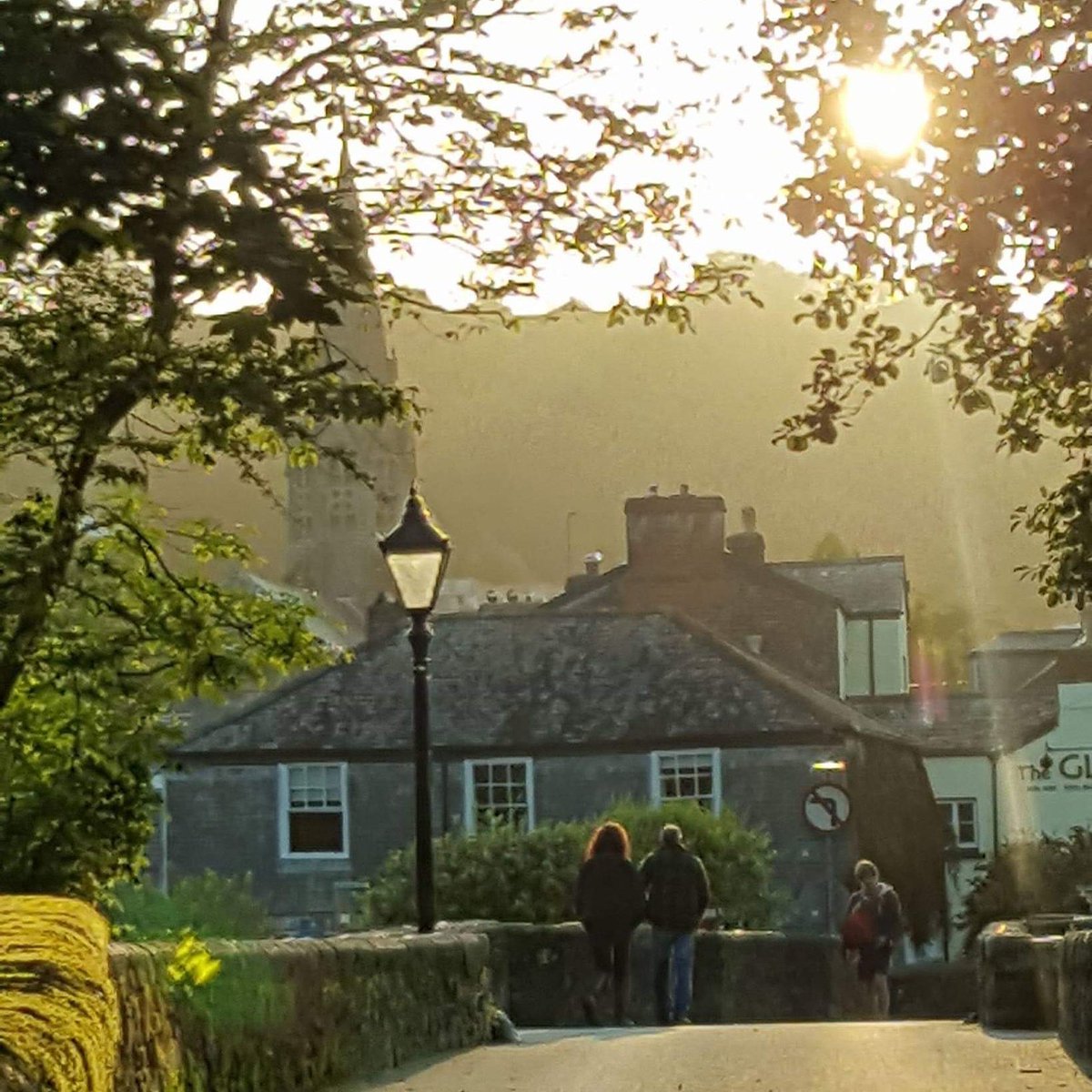 Whilst the town is transformed in to a fantastic festival venue we are very grateful to all the local residents that not only support the event but also move their own vehicles out of the centre of town to allow stalls to be put in the best places possible.
Thank you Losty folk x