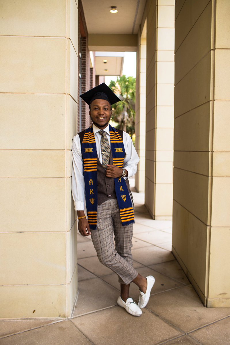 Girl_Im_DLewis's tweet image. Sorry mama took a little longer than expected 🎉⌚️

#GradSZN #FirstGenGrad #AKPsi