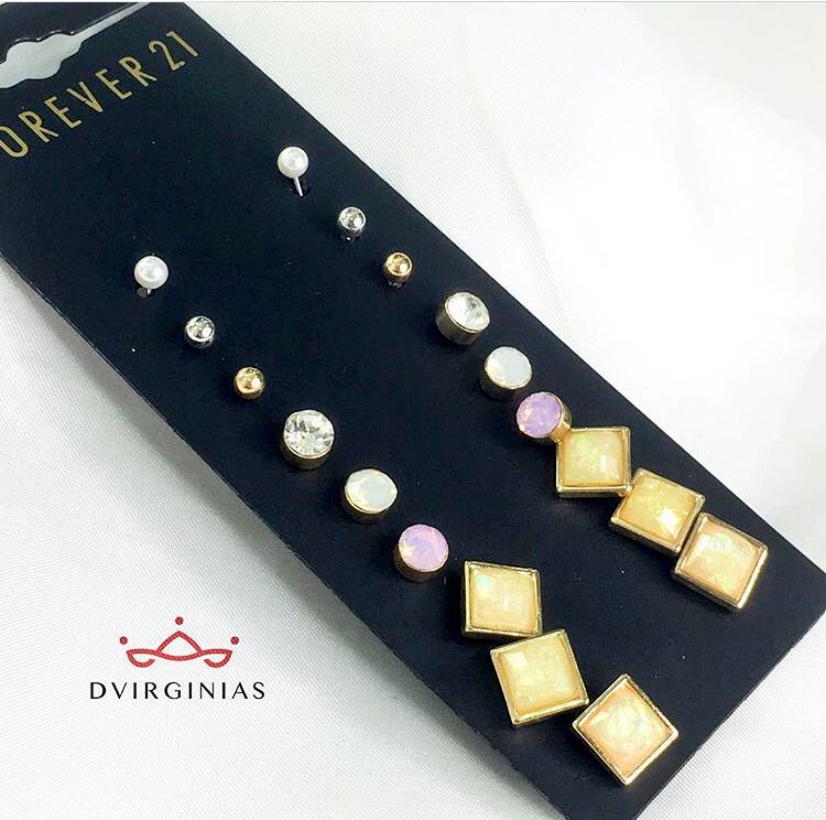 Set of stud earrings back in store Price : 2500 Pickup/ delivery option available Send a Dm to order .Pls help RT my customer is on your TL