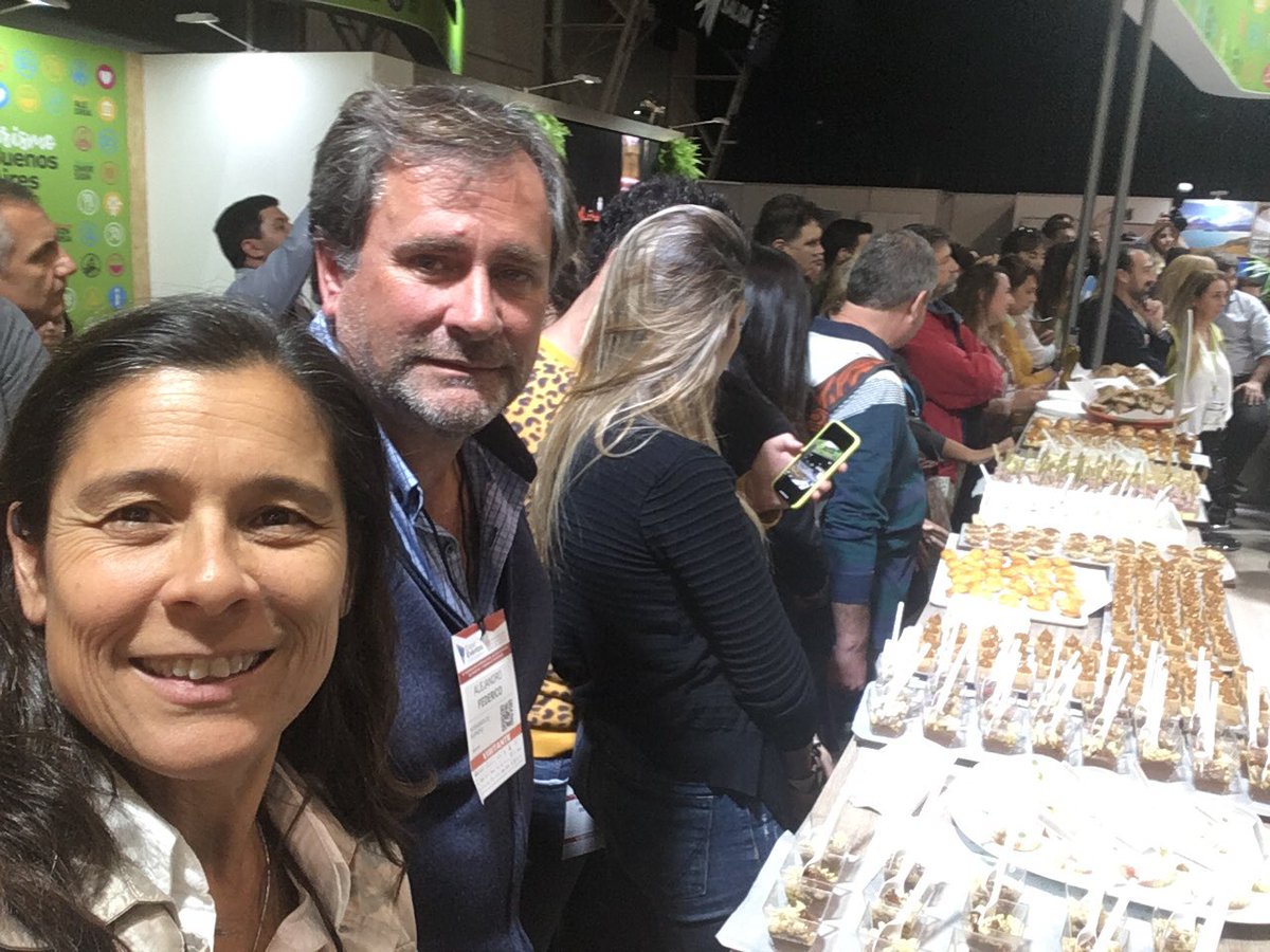 En presentación del Catalogo Sabores de la Provincia con el Intendente <a href="/awfederico/">Alejandro Federico</a>. Productores de #Suipacha mostrando su potencial a la provincia <a href="/psuipacha/">Municipalidad de Suipacha</a> @BA_Produccion <a href="/TurismoPBA/">Buenos Aires Turismo</a>