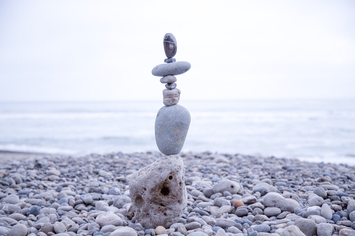 hanulabs's tweet photo. A whole lot of focus, effort and love went into creating this sleek and simple herbal delivery system. The goal was to design a beautiful, intuitive and discreet device. The Stone was developed to provide an extraordinary vaporization experience for every occasion. #hanustone https://t.co/BShEYD6A28