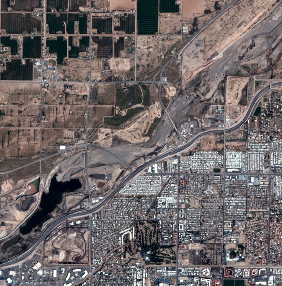 EarthriseAlly's tweet image. Check out these before and after shots of a river outside of #Phoenix filling back up after a runoff release #earthrisealliance #localinsight 

Image courtesy of @planetlabs produced by @EarthriseAlly