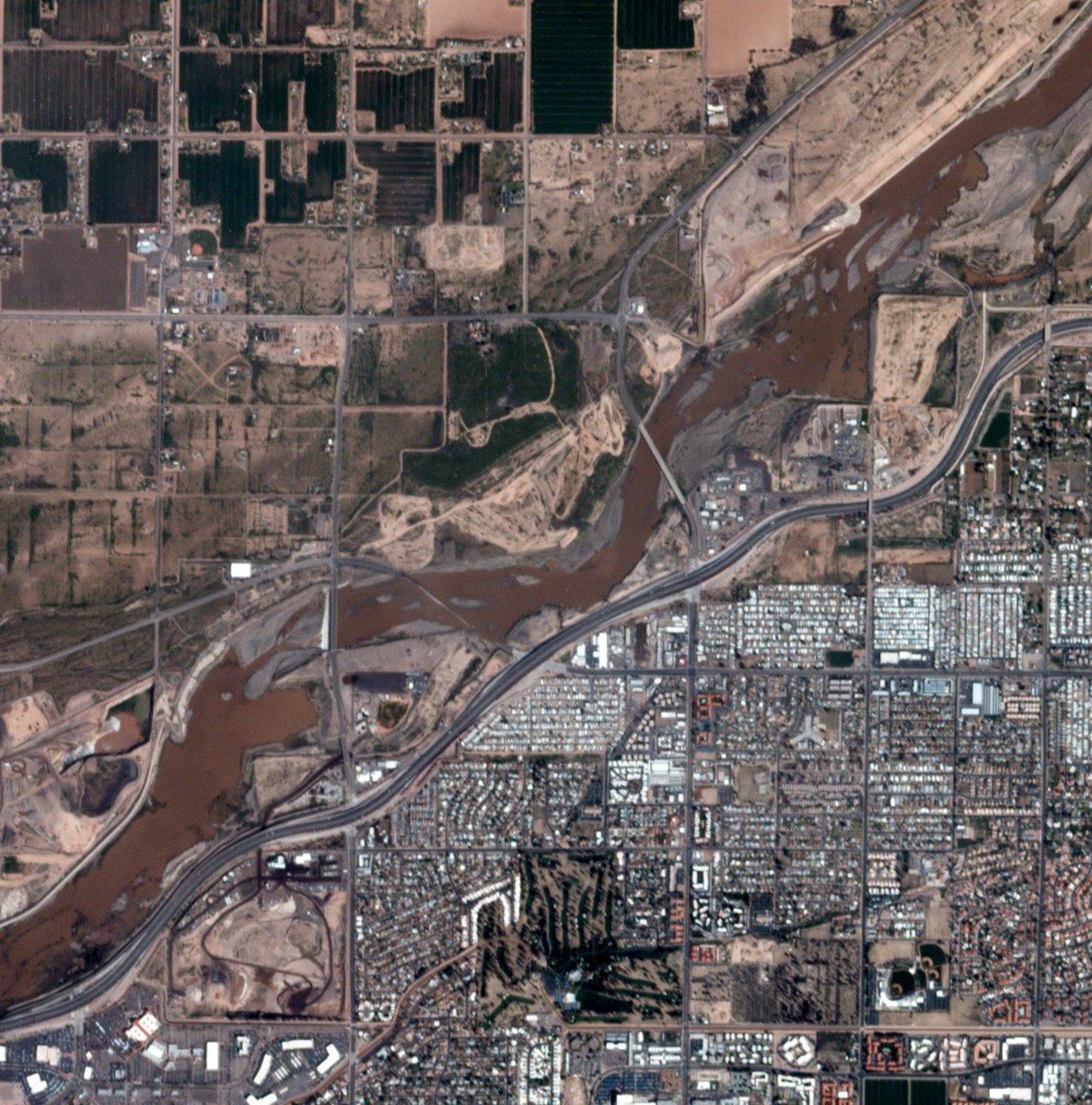 EarthriseAlly's tweet image. Check out these before and after shots of a river outside of #Phoenix filling back up after a runoff release #earthrisealliance #localinsight 

Image courtesy of @planetlabs produced by @EarthriseAlly