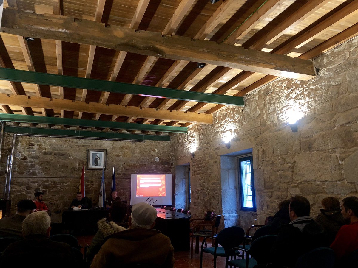 conportodoson's tweet photo. #PortoDoSon 🌳 #LeiDeMontes | Esta tarde tivo lugar a •Charla Informativa: ¿a que distancia das casas debemos limpar para previr os incendios forestais?• no C.I. Castro de Baroña, cos técnicos do Distrito Forestal.
¡Gracias a todos pola vosa asistencia! 
#SENTIROSON https://t.co/fqZB4qQgbK