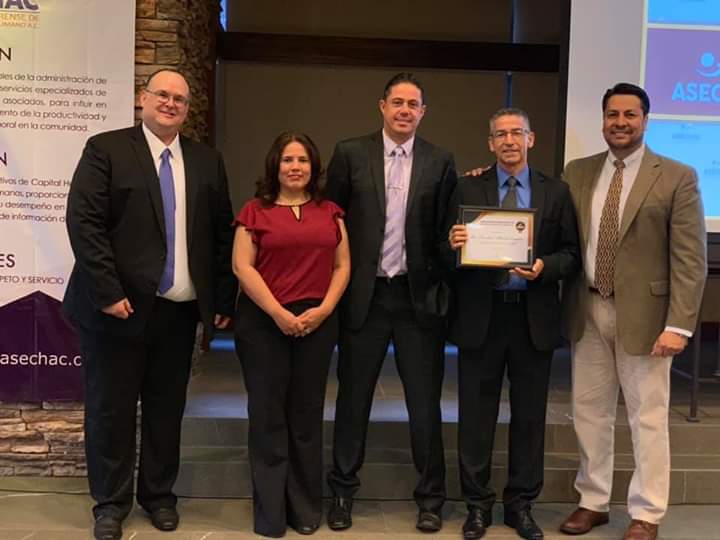 ASECHAC1's tweet photo. Entrega de reconocimientos por su trayectoria en manejo de RH.

Ernesto Huerta Suarez y @Jose Luis Medina Esqueda los galardonados! 

Asociación Sonorense de Ejecutivos de Capital Humano
#SegundoAniversario https://t.co/TI5WBKgC4U