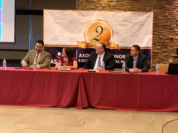 Entrega de reconocimientos por su trayectoria en manejo de RH.

Ernesto Huerta Suarez y @Jose Luis Medina Esqueda los galardonados! 

Asociación Sonorense de Ejecutivos de Capital Humano
#SegundoAniversario