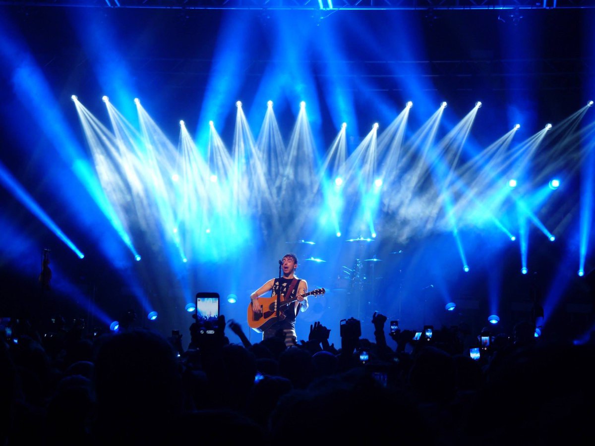 LottieNightmare's tweet photo. You know what my ultimate dream is? To be able to photograph @AlfieBoe on tour (including behind the scenes); he has such energy and passion, not to mention his shows are beyond phenomenal! I’m still reeling from his Southampton show last weekend! #ThankYouAlfie #DreamJob https://t.co/zv9bCTcRyy