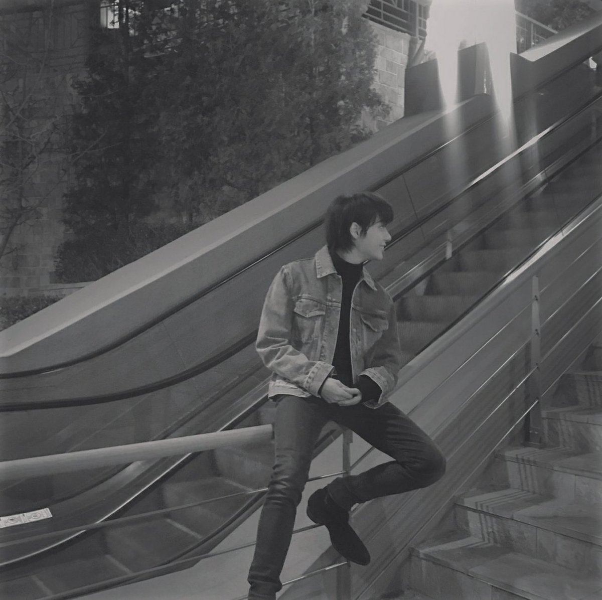 H01ONE's tweet image. Sorrisinho bobo de quem é o homem mais sortudo por namorar o @HEROXN94, amo você.