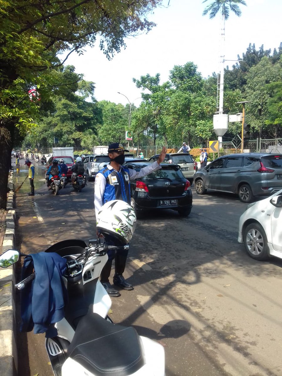 09:28 genangan air diseputaran Jalan MH Thamrin sudah mulai surut, kendaraan dapat melaju kembali mengarah Kebon Nanas <a href="/Kota_Tangerang/">KOTA TANGERANG</a> <a href="/DishubTangerang/">Dishub Kota Tangerang</a> <a href="/SatLantasTngkot/">Satlantas Polres Metro Tangerang Kota</a> <a href="/PerjakaGesit/">@PerjakaGesit</a>