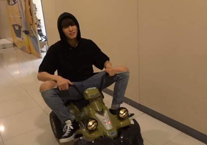 LetziPark's tweet photo. Siempre diré que... EL AUN ES UN BEBE 
#BBMAsTopSocial BTS @BTS_twt https://t.co/Lxip5NEbb5