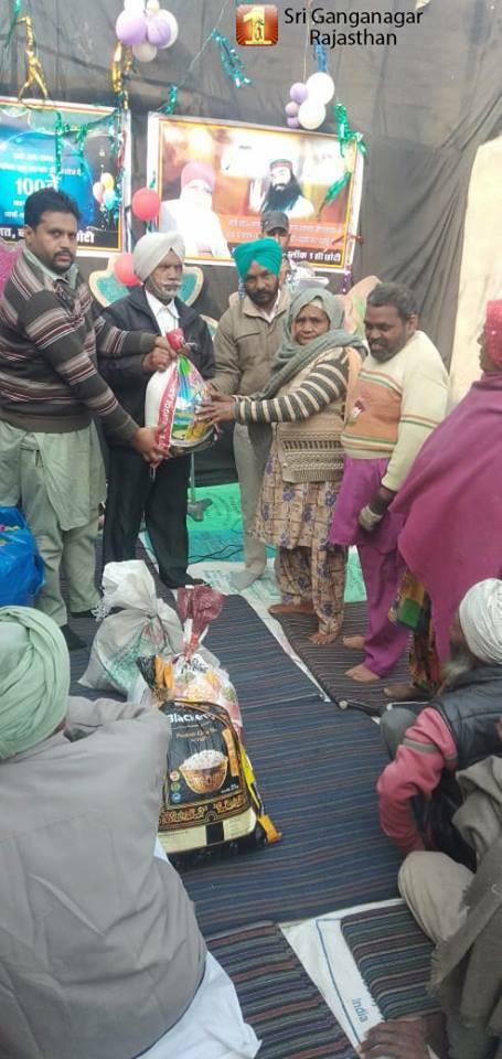 Kavitar61384138's tweet photo. #FoodBankInitiativeByDSS
@Gurmeetramrahim जी इन्सां की पावन प्रेरणा से @derasachasauda की तरफ से जरूरतमदों को आवश्यकता अनुसार हर महीने राशन मुहैया करवाता जाता है https://t.co/u0OrmBmtl0