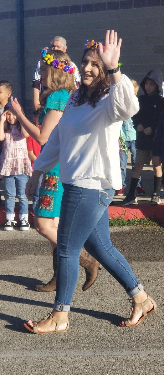 mrs_shoemake's tweet photo. Miss. Surach and Mrs. Smullen were our beautiful grand Marshall's for the parade. Great job leading the pack ladies! #starwildcard #teachersoftheyear #fiestaparade @ChristySmullen @Ms_Surach https://t.co/OuELWquOGQ
